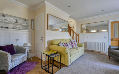 Thistle Cottage: Meubilair, Interieur Ontwerp, Flooring, Verdieping, Bankstel, Muur, Kamer, Hout, Plafond, Woonkamer