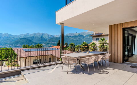 Aura: Huis, Balkon, Veranda, Bergketen, Schaduw, Eco Hotel, Dek, Stoel, Houten Vloer, Villa