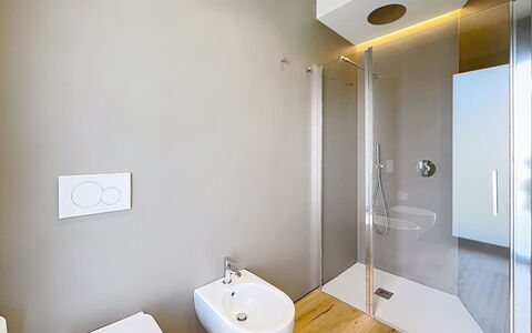 Aura: Badkamer, Flooring, Loodgieterswerkinrichting, Muur, Verdieping, Interieur Ontwerp, Toilet, Plafond, Loodgieter, Wastafel