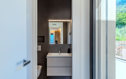 Aura: Interieur Ontwerp, Hout, Flooring, Verdieping, Loodgieterswerkinrichting, Huis, Deur, Plafond, Kamer, Badkamer