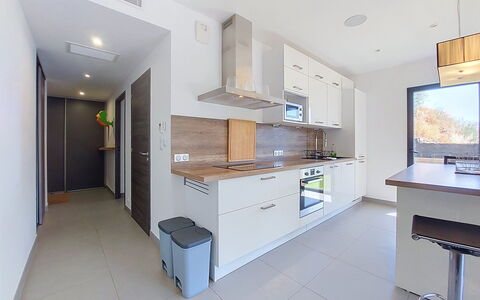 E Follicie: Interieur Ontwerp, Flooring, Hout, Verdieping, Meubilair, Plafond, Countertop, Cabinetry, Kamer, Keuken