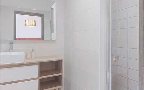 E Follicie: Flooring, Muur, Verdieping, Interieur Ontwerp, Loodgieterswerkinrichting, Badkamerkast, Badkamer, Spiegel, Wastafel In De Badkamer, Loodgieter