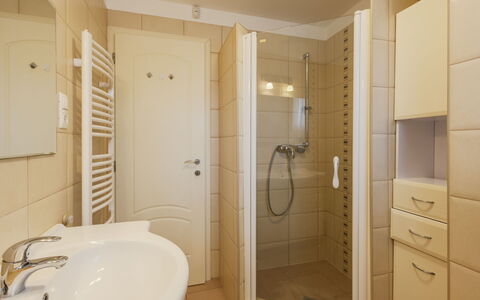 Patti: Flooring, Verdieping, Loodgieterswerkinrichting, Interieur Ontwerp, Hout, Badkamer, Kamer, Wastafel In De Badkamer, Loodgieter, Wastafel