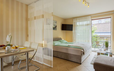 Patti: Interieur Ontwerp, Meubilair, Verdieping, Flooring, Kamer, Plafond, Verlichting, Bed, Slaapkamer, Hoofdkussen