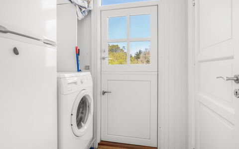 Inan - 800M from the Sea: Wasmachine, Flooring, Hout, Verdieping, Wasruimte, Major Appliance, Wasdroger, Deur, Kamer, Houten Vloer