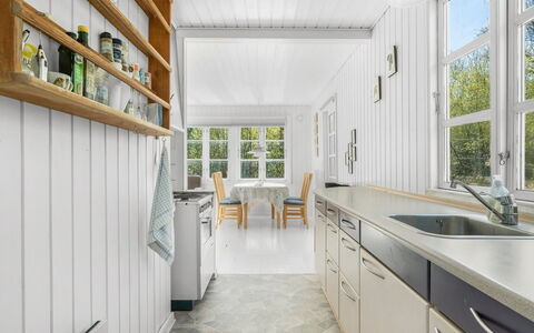 Inan - 800M from the Sea: Flooring, Hout, Keuken, Interieur Ontwerp, Verdieping, Plafond, Huis, Countertop, Houten Vloer, Cabinetry