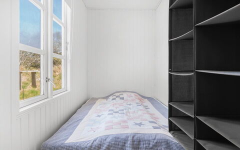 Inan - 800M from the Sea: Hout, Verdieping, Slaapkamer, Flooring, Bed, Kamer, Laken, Bedding, Bed Frame, Slaapzaal