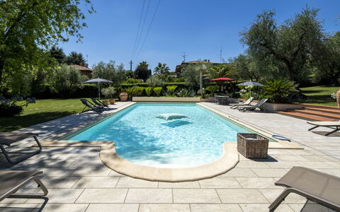 Villa El Perlè, Padenghe sul Garda: Zwembad, Toevlucht, Tuin, Eco Hotel, Schaduw, Hacienda, Landscaping, Buitenmeubels, Waterpartij, Landgoed