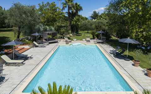 Villa El Perlè, Padenghe sul Garda: Zwembad, Water, Buitenmeubels, Toevlucht, Ligstoel, Paraplu, Meubilair, Thermae, Eco Hotel, Waterpartij
