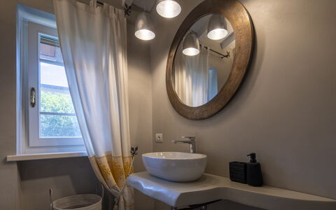 Villa El Perlè, Padenghe sul Garda: Interieur Ontwerp, Flooring, Verlichting, Verdieping, Huis, Loodgieterswerkinrichting, Lichte Inrichting, Kamer, Spiegel, Badkamer