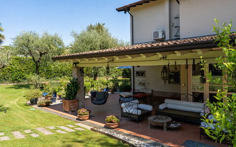 Villa El Perlè, Padenghe sul Garda: Meubilair, Tuin, Huis, Bloempot, Veranda, Outdoor Structuur, Schaduw, Backyard, Landgoed