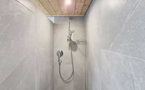 Ferienhaus Dinkl: Flooring, Verdieping, Loodgieterswerkinrichting, Plafond, Douchekop, Tegel, Badkamer, Loodgieter, Douche