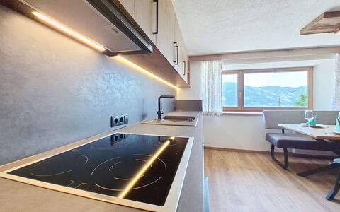 Ferienhaus Dinkl: Interieur Ontwerp, Flooring, Plafond, Keuken, Countertop, Lichte Inrichting, Verlichting, Kamer, Verdieping, Huis