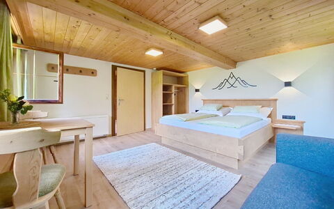 Ferienhaus Dinkl: Plafond, Flooring, Interieur Ontwerp, Kamer, Slaapkamer, Houten Vloer, Hotel, Hardwood, Suite, Beits