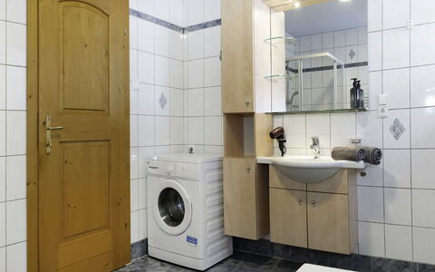 Grub: Loodgieterswerkinrichting, Flooring, Wastafel, Verdieping, Wastafel In De Badkamer, Hout, Interieur Ontwerp, Wasmachine, Badkamer, Kraan