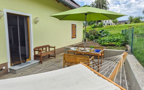 Haus Valentin: Meubilair, Buitenmeubels, Stoel, Flooring, Tafel, Schaduw, Bloempot, Tuin, Buitentafel, Paraplu