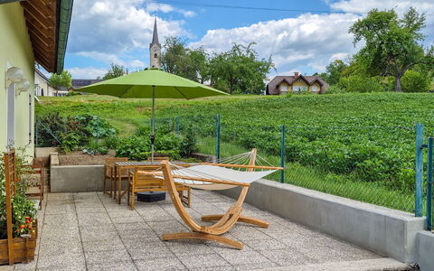 Haus Valentin: Meubilair, Buitenmeubels, Stoel, Tuin, Buitentafel, Schaduw, Bloempot, Backyard, Werf, Landscaping