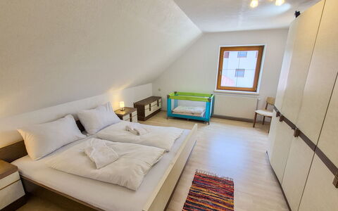 Haus Valentin: Interieur Ontwerp, Slaapkamer, Flooring, Verdieping, Bed, Hout, Plafond, Kamer, Meubilair, Laken