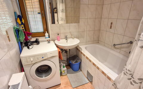 Haus Valentin: Wasmachine, Loodgieterswerkinrichting, Badkamer, Flooring, Verdieping, Wasruimte, Wasdroger, Interieur Ontwerp, Kraan, Loodgieter