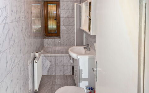 Haus Valentin: Loodgieterswerkinrichting, Flooring, Badkamer, Verdieping, Wastafel In De Badkamer, Wastafel, Interieur Ontwerp, Kraan, Loodgieter, Toilet