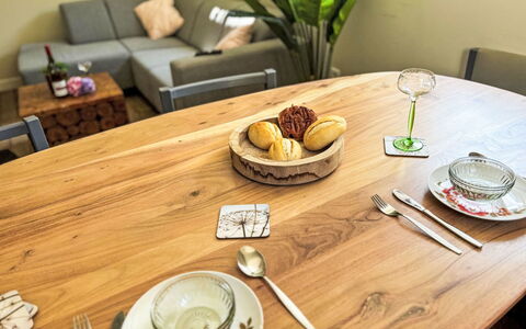 Eifelhuis im Salmtal: Meubilair, Tableware, Tafel, Voedsel, Serveware, Dishware, Bord, Keuken En Eettafel, Eetkamer, Stoel