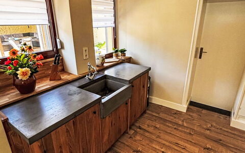 Eifelhuis im Salmtal: Flooring, Hout, Houten Vloer, Countertop, Verdieping, Cabinetry, Keuken, Gootsteen, Meubilair, Interieur Ontwerp