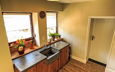 Eifelhuis im Salmtal: Flooring, Hout, Countertop, Interieur Ontwerp, Keuken, Verdieping, Houten Vloer, Cabinetry, Major Appliance, Meubilair
