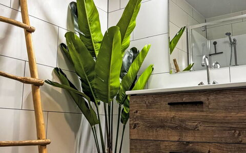 Eifelhuis im Salmtal: Interieur Ontwerp, Flooring, Verdieping, Badkamerkast, Loodgieterswerkinrichting, Kamerplant, Natuurlijk Materiaal, Badkamer, Lichte Inrichting, Tegel