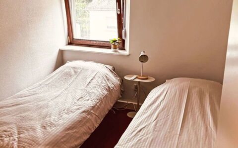 Eifelhuis im Salmtal: Bed, Slaapkamer, Verdieping, Muur, Laken, Hout, Bedding, Flooring, Linens, Interieur Ontwerp