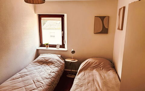 Eifelhuis im Salmtal: Muur, Bed, Slaapkamer, Verdieping, Hout, Laken, Flooring, Interieur Ontwerp, Bedding, Meubilair