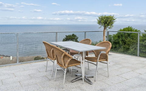 Görel - 250M from the Sea: Meubilair, Buitenmeubels, Stoel, Buitentafel, Zee, Schaduw, Kust, Balkon, Oceaan, Dek
