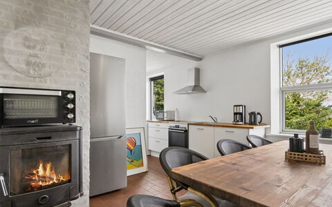 Görel - 250M from the Sea: Hout, Huishoudapparatuur, Interieur Ontwerp, Plafond, Toestel Van De Keuken, Keuken, Flooring, Meubilair, Verlichting, Fornuis