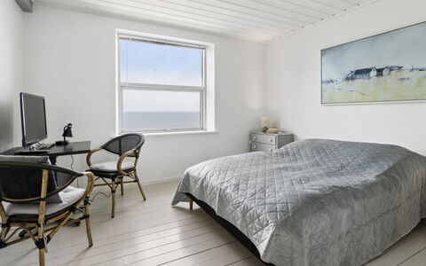 Görel - 250M from the Sea: Slaapkamer, Bed, Verdieping, Flooring, Laken, Bedding, Hout, Interieur Ontwerp, Meubilair, Plafond