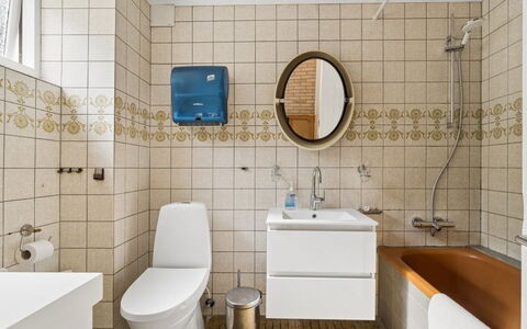 Görel - 250M from the Sea: Wc Bril, Badkamer, Toilet, Loodgieterswerkinrichting, Flooring, Verdieping, Interieur Ontwerp, Loodgieter, Tegel, Wastafel