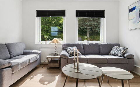 Görel - 250M from the Sea: Meubilair, Interieur Ontwerp, Bankstel, Flooring, Verdieping, Muur, Woonkamer, Hout, Kamer, Huis
