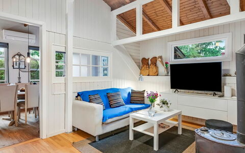 Unto - 6Km from the Sea: Interieur Ontwerp, Flooring, Meubilair, Verdieping, Hout, Bankstel, Plafond, Houten Vloer, Woonkamer, Kamer