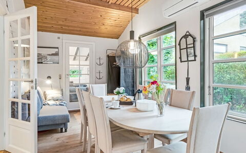 Unto - 6Km from the Sea: Meubilair, Interieur Ontwerp, Flooring, Tafel, Lichte Inrichting, Stoel, Hout, Verdieping, Plafond, Eetkamer