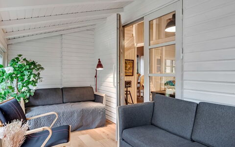 Unto - 6Km from the Sea: Flooring, Meubilair, Hout, Verdieping, Interieur Ontwerp, Bankstel, Houten Vloer, Woonkamer, Huis, Kamer