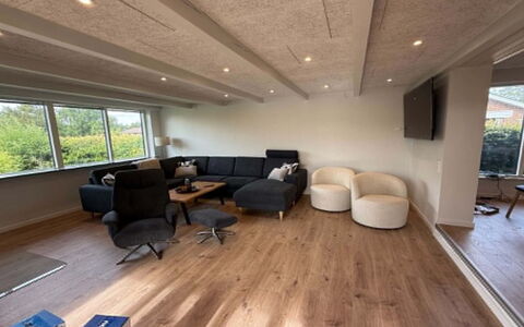 Alette - 400M from the Sea: Flooring, Interieur Ontwerp, Verdieping, Meubilair, Houten Vloer, Hout, Plafond, Bankstel, Woonkamer, Kamer