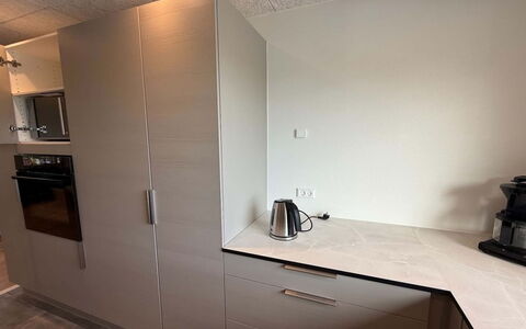 Alette - 400M from the Sea: Flooring, Interieur Ontwerp, Keuken, Cabinetry, Countertop, Verdieping, Toestel Van De Keuken, Major Appliance, Plafond, Meubilair