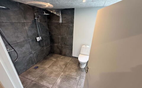Alette - 400M from the Sea: Flooring, Verdieping, Loodgieterswerkinrichting, Tegel, Kamer, Badkamer, Toilet, Loodgieter