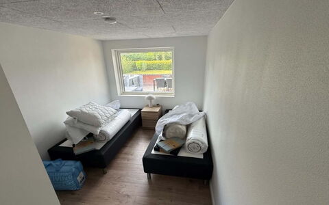 Alette - 400M from the Sea: Verdieping, Flooring, Hout, Interieur Ontwerp, Kamer, Meubilair, Appartement, Slaapkamer, Bed