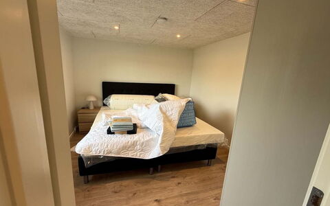Alette - 400M from the Sea: Verdieping, Meubilair, Flooring, Muur, Interieur Ontwerp, Slaapkamer, Hout, Bed, Kamer, Plafond