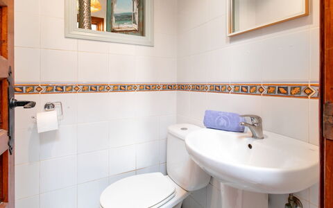 Carmen: Loodgieterswerkinrichting, Badkamer, Flooring, Wc Bril, Verdieping, Interieur Ontwerp, Toilet, Loodgieter, Wastafel, Tegel