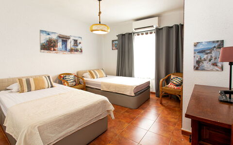 Carmen: Meubilair, Bed, Slaapkamer, Hout, Interieur Ontwerp, Verdieping, Flooring, Laken, Bedding, Bed Frame