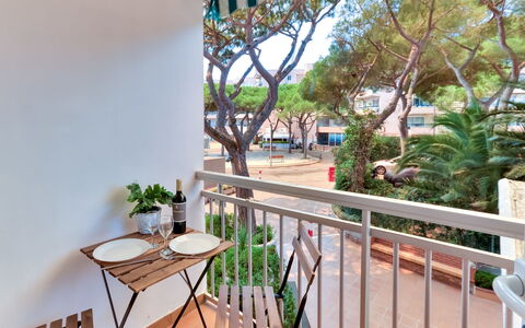 Cannes: Veranda, Buitenmeubels, Balkon, Schaduw, Beits, Buitentafel, Stoel, Kamerplant, Hek