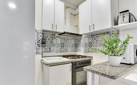 Cannes: Keuken, Toestel Van De Keuken, Major Appliance, Countertop, Interieur Ontwerp, Flooring, Cabinetry, Verdieping, Huis, Huishoudapparatuur