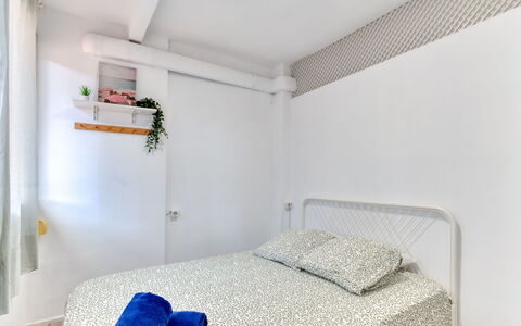 Cannes: Bed, Slaapkamer, Bedding, Laken, Muur, Interieur Ontwerp, Linens, Meubilair, Verdieping, Textiel