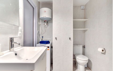 Cannes: Wc Bril, Badkamer, Loodgieterswerkinrichting, Toilet, Flooring, Verdieping, Wastafel, Loodgieter, Interieur Ontwerp, Kraan