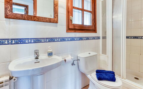 Quietud: Loodgieterswerkinrichting, Flooring, Badkamer, Verdieping, Wastafel, Loodgieter, Kraan, Tegel, Toilet, Wc Bril